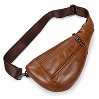 Sac de poitrine homme en cuir brun, vue en angle
