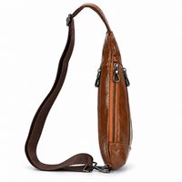 Sac de poitrine homme en cuir brun, vue de profil
